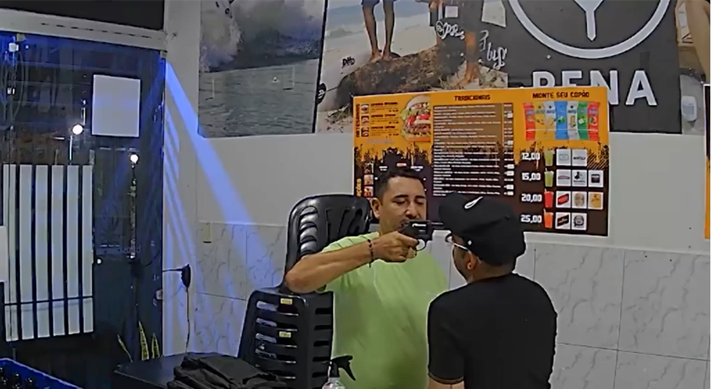 Homem é assassinado com tiro na testa em loja de conveniência