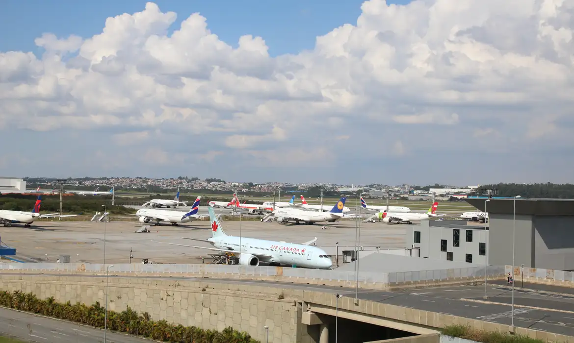 Aviões quase batem durante taxiamento no Aeroporto Internacional de SP