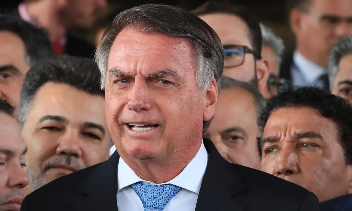Prazo para defesa de Bolsonaro explicar risco de fuga termina nesta sexta-feira (22)