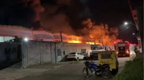 Incêndio atinge galpão em área empresarial de Camaçari